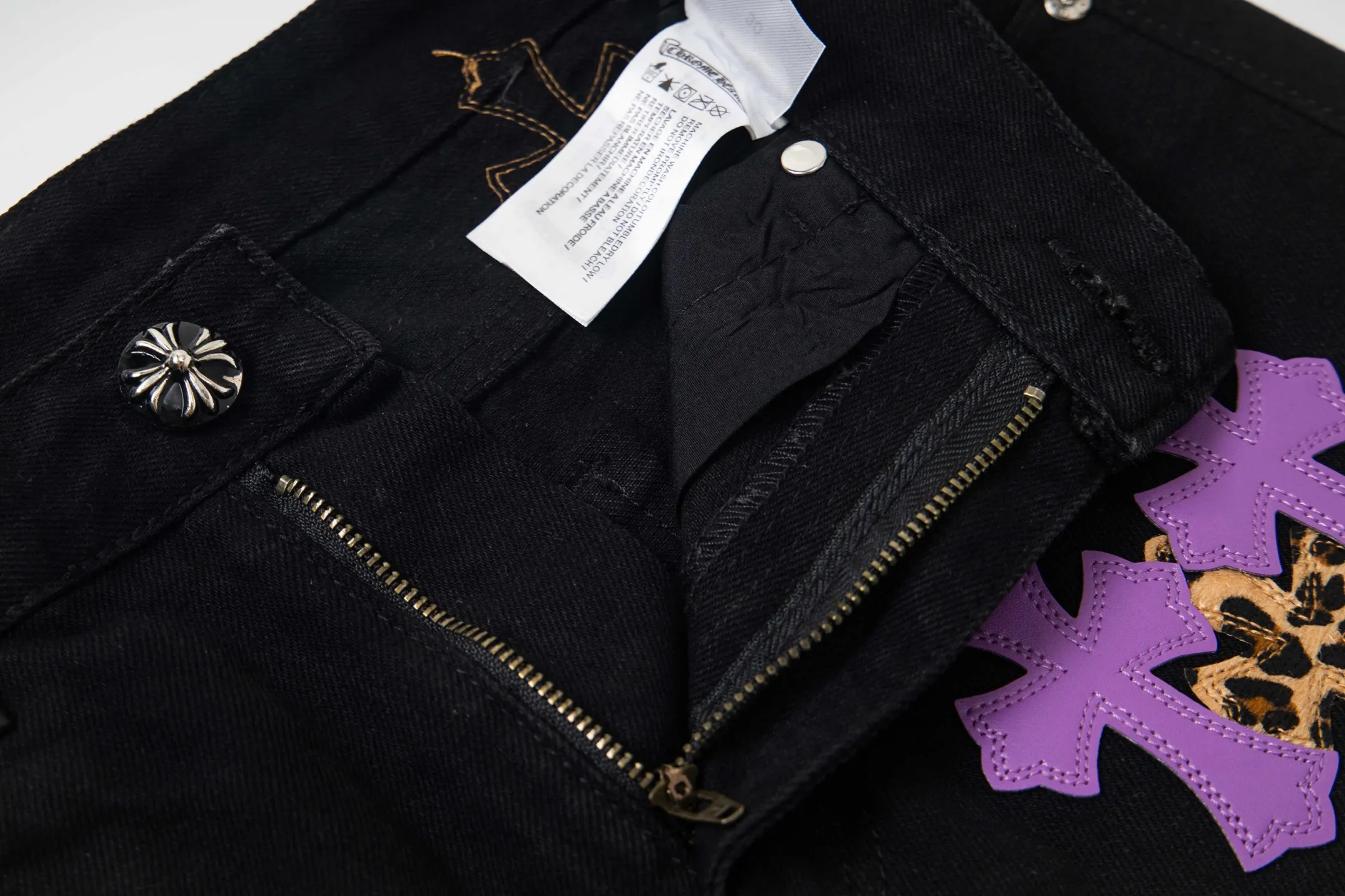 P240 Chrome Hearts black denim jeans with purple leopard print. CH jeans need to be washed and then disassembled and hand-stitched with sheepskin cross leather and then spliced ​​together. The whole piece has too many craftsmanship to explain. The patchwork cross pattern is embellished, and the high-waisted washed jeans! ! Absolutely high-end luxury products, god-level single products and super popular products, made with top heavy industry, a must-see magic weapon. Customized hardware. The fabric is thick and soft after washing. It has good breathability. Customized small leather label. Unique design. The details are simple and elegant, and the workmanship is exquisite. The entire trousers are neatly routed and the details are in place! It’s so cool that both men and women can easily control the genderless trend! Style number: 1798# Color: black Size: 28 30 32 34 36
